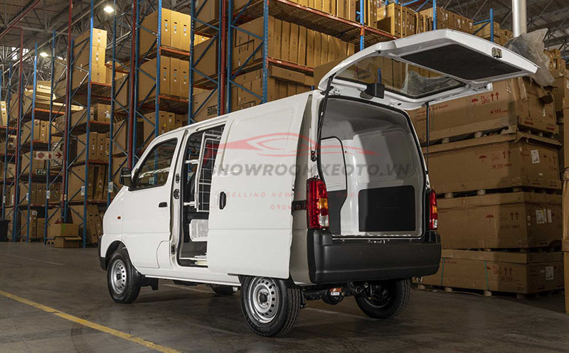 Cửa sau mở cao và 2 cửa hông mở dạng lùa giúp Suzuki Eeeco Van lên xuống hàng hóa dễ dàng hơn