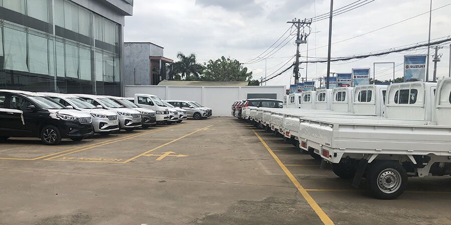 Sân trước của Showroom ô tô Suzuki Việt Long
