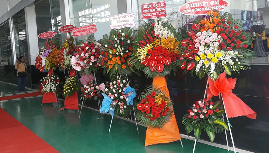Các dối tác gửi hoa chúc mừng trong ngày khai trương showroom ô tô Suzuki Việt Long