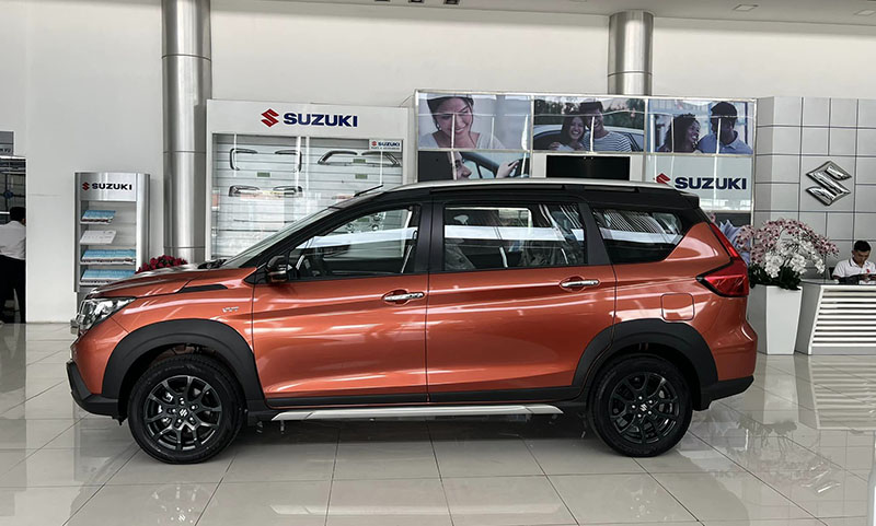 Hông Xe Suzuki XL7 Hybrid Màu Cam Nóc Đen