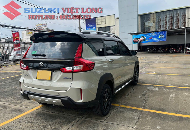 Đuôi xe Suzuki XL7 Hybrid màu Trắng Ngà Đen