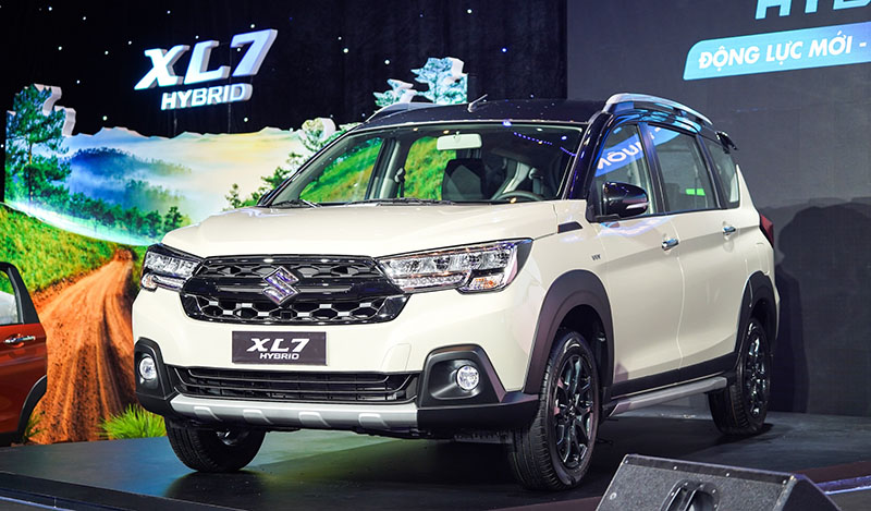 Giá nóc Suzuki XL7 Hybrid được lắp đặt tăng thêm không gian chứa đồ