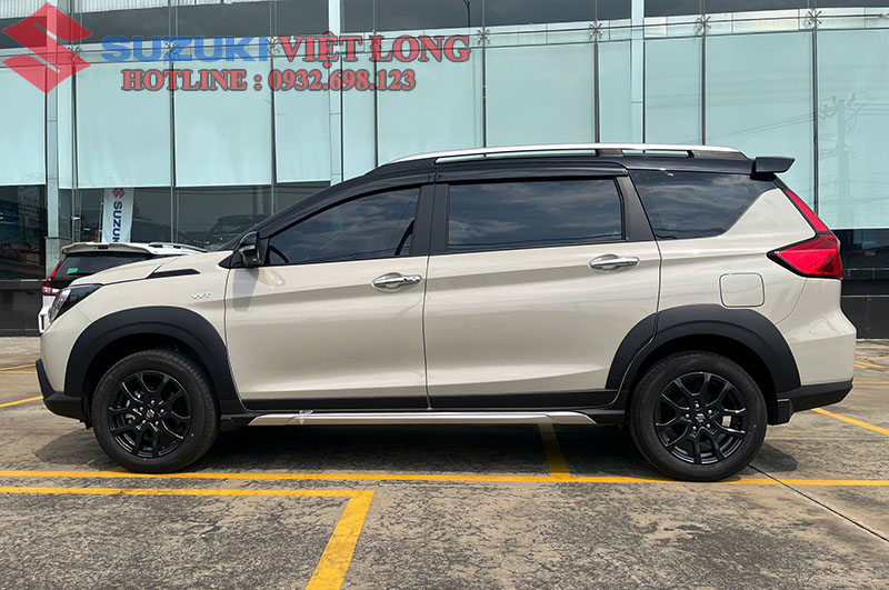Hông xe Suzuki XL7 Hybrid Màu Trắng Ngà Đen