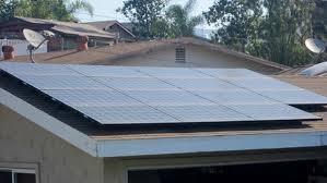 các tấm pin năng lượng mặt trời trên mái nhà