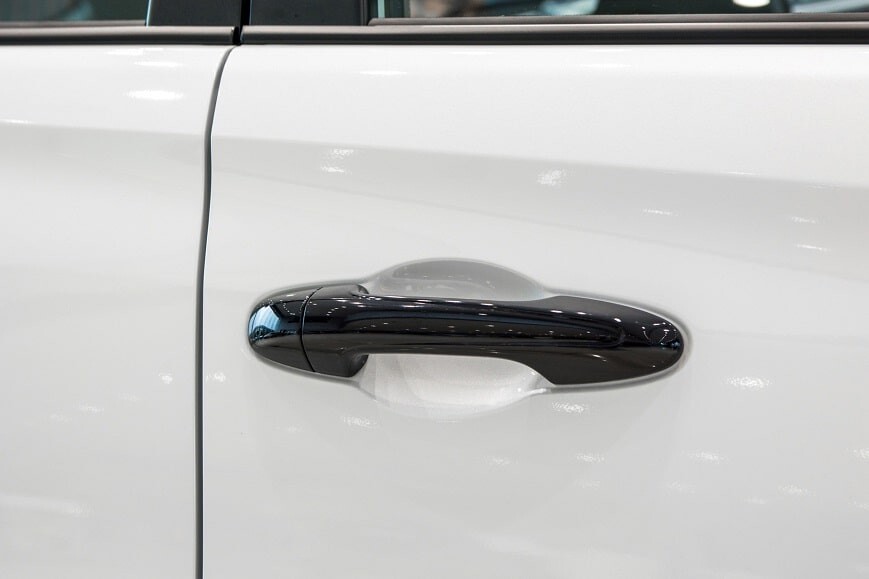 Tay nắm cửa sơn đen trên xe 5 chỗ Toyota Vios GRS