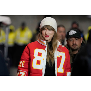 Taylor Swift diện màu đỏ khi cổ vũ bạn trai thi đấu