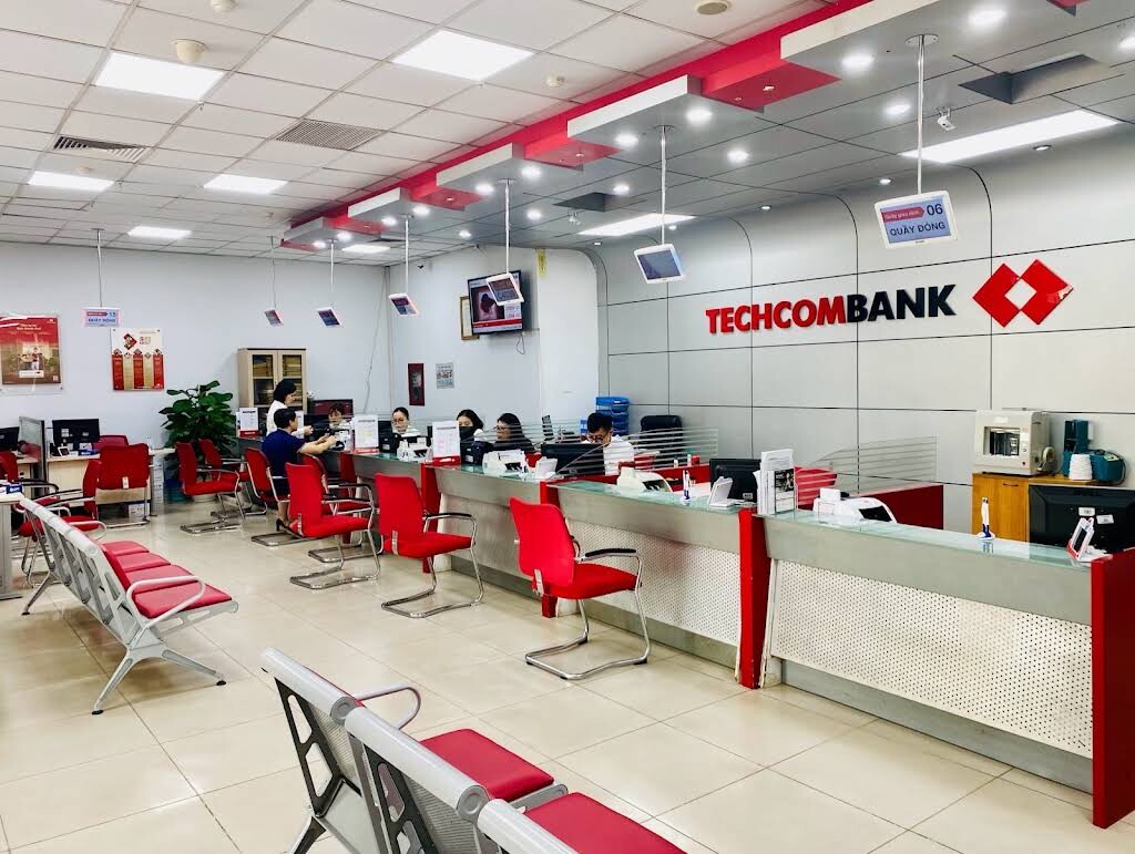 Techcombank Trần Duy Hưng: quầy, bàn ghế, cửa và vách toilet