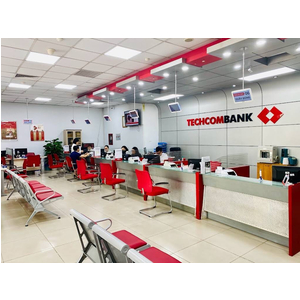 Techcombank Trần Duy Hưng: quầy, bàn ghế, cửa và vách toilet
