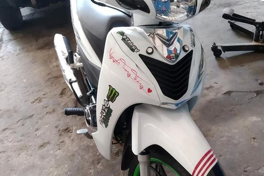 Cao sang Decal chuyên thiết kế tem chữ dán xe theo yêu cầu