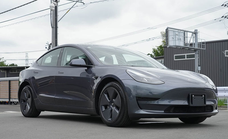 Tesla Model 3 sở hữu kiểu dáng khí động học với những đường nét mềm mại, hiện đại