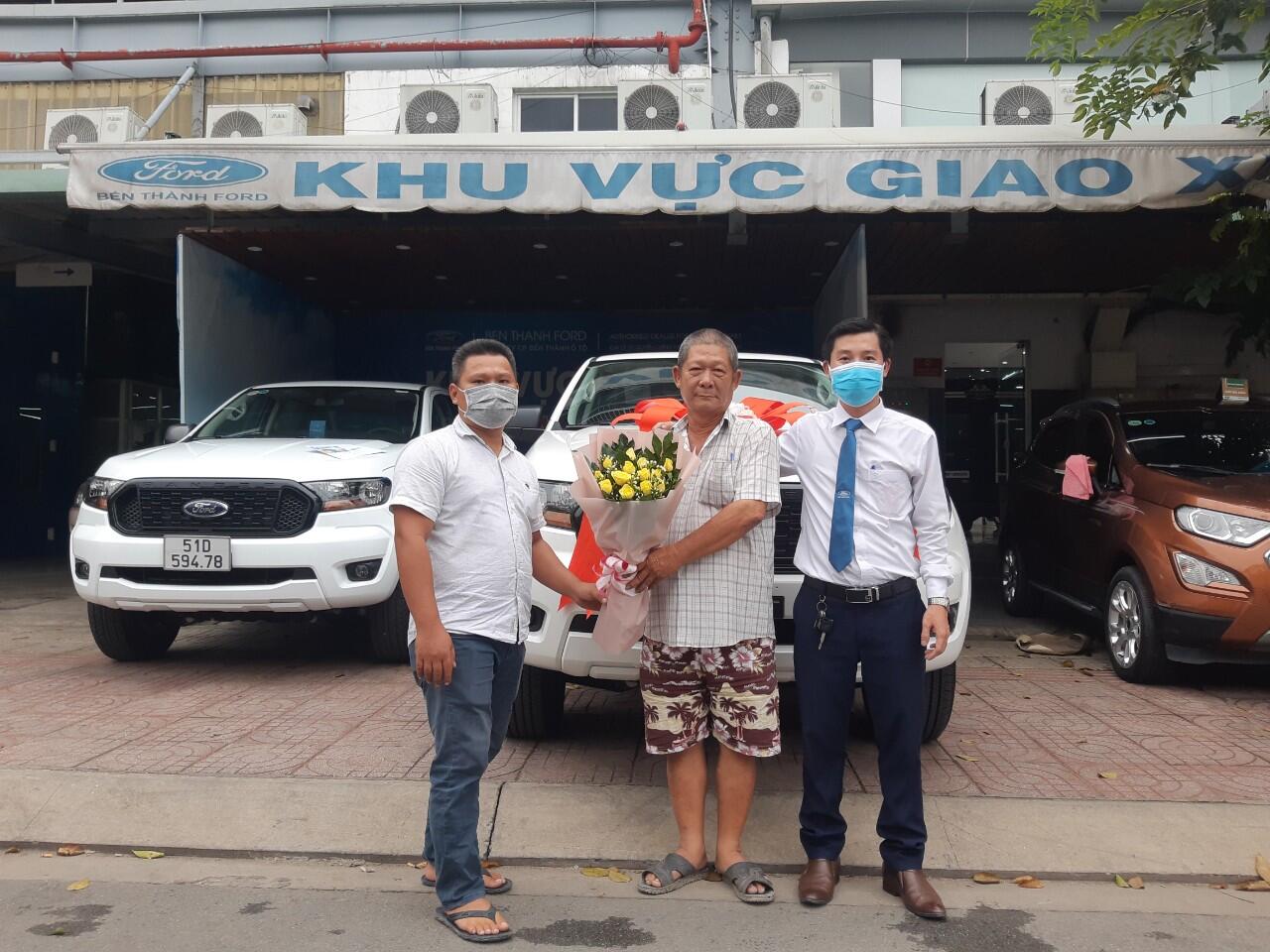 Giao xe Ford Ranger XL 4x4 - Màu trắng về gia đình chú Thương, anh Thịnh