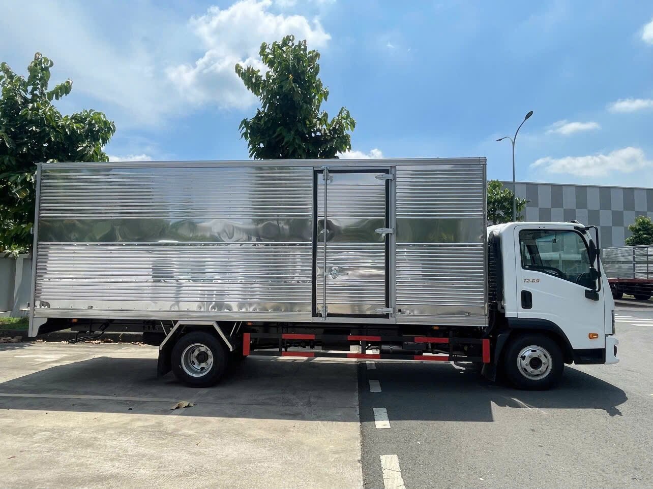 THACO Linker T2-6.9 - Thùng kín - tải trọng 3.3T