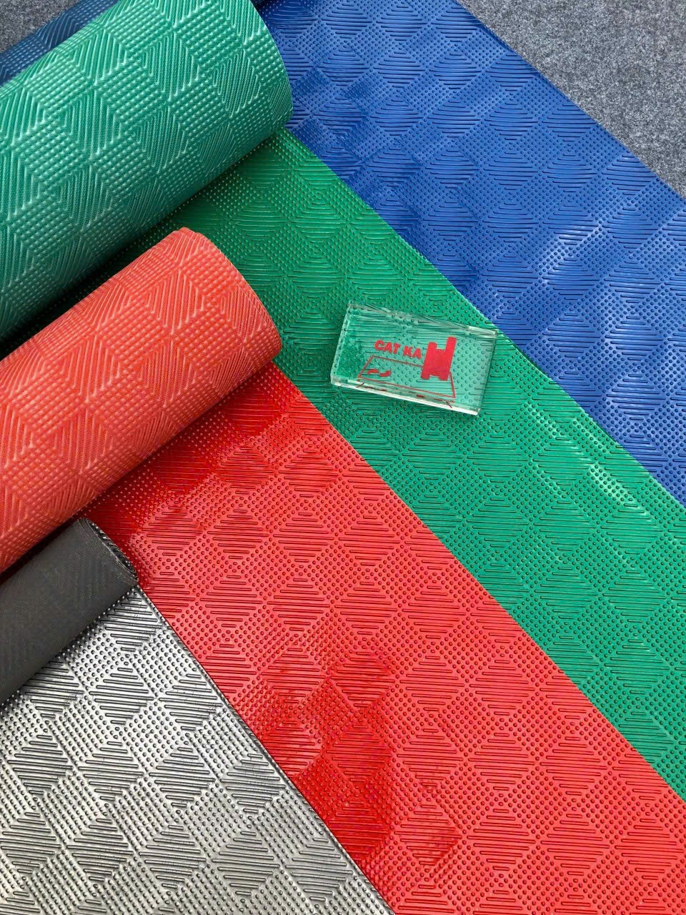 thảm nhựa chống trượt không lỗ