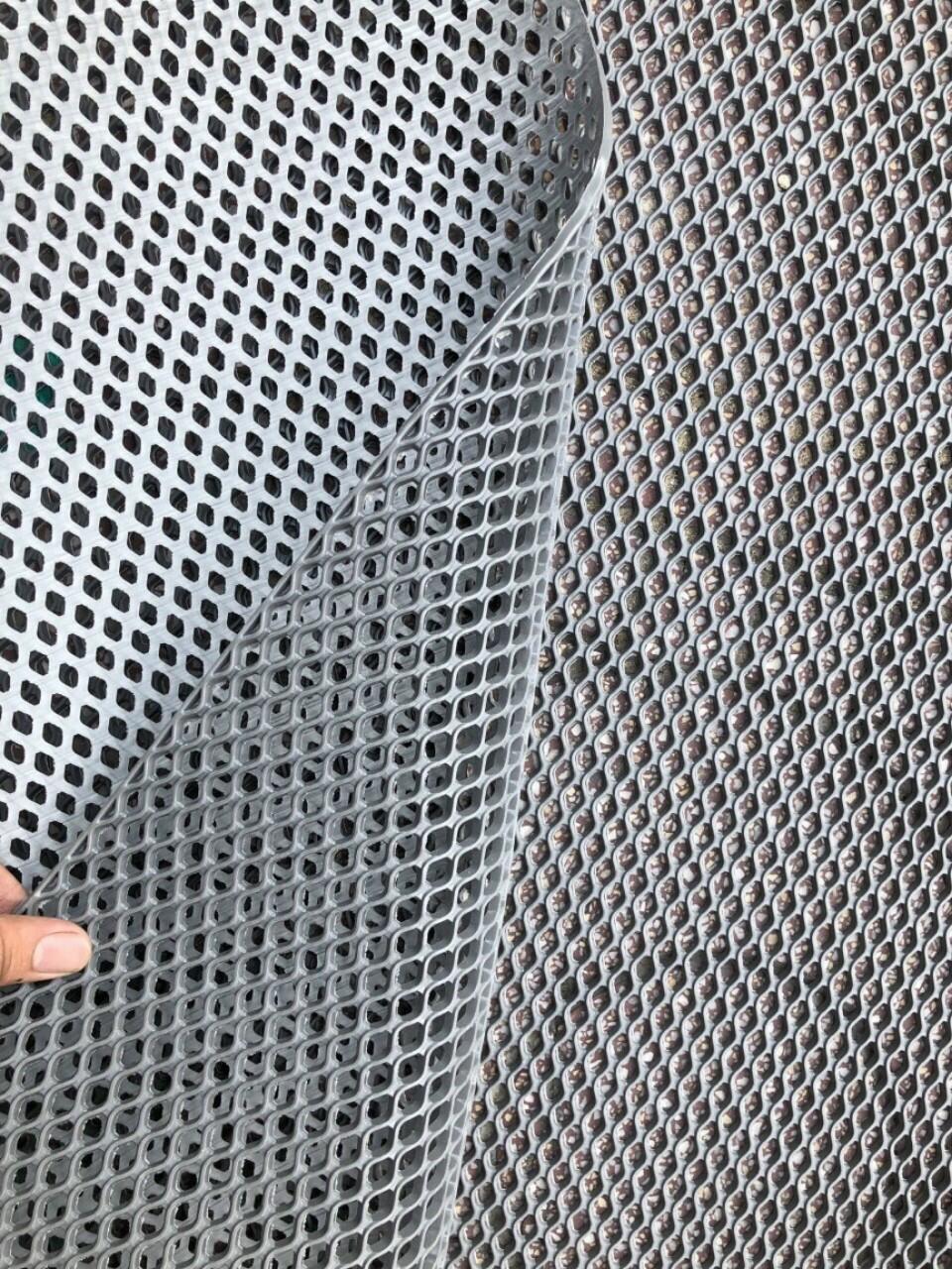 thảm nhựa lưới lót hồ bơi ngoài trời