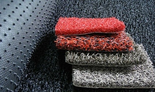 Thảm nhựa rối dày có thể đặt tại cửa ra vào với mục đích chùi chân, trong thang máy.