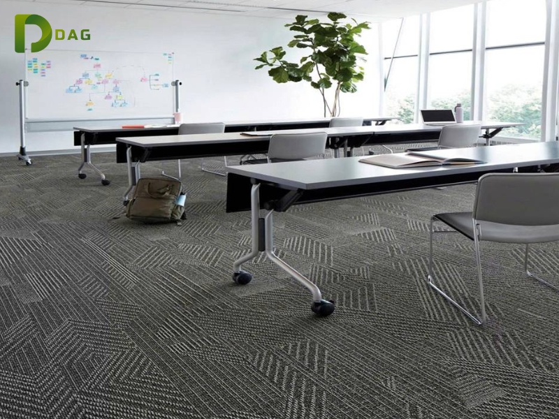 Không gian văn phòng hiện đại với sàn trải thảm tấm đế PVC