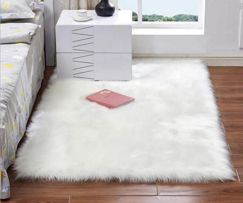 Thảm trải sàn màu trắng kết hợp với màu sofa