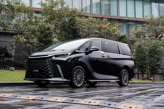 thân xe lexus lm 500h 6 chỗ