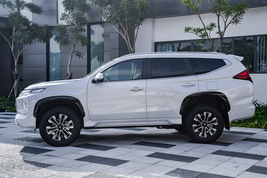 Thân xe Pajero Sport máy dầu 1 cầu số tự động