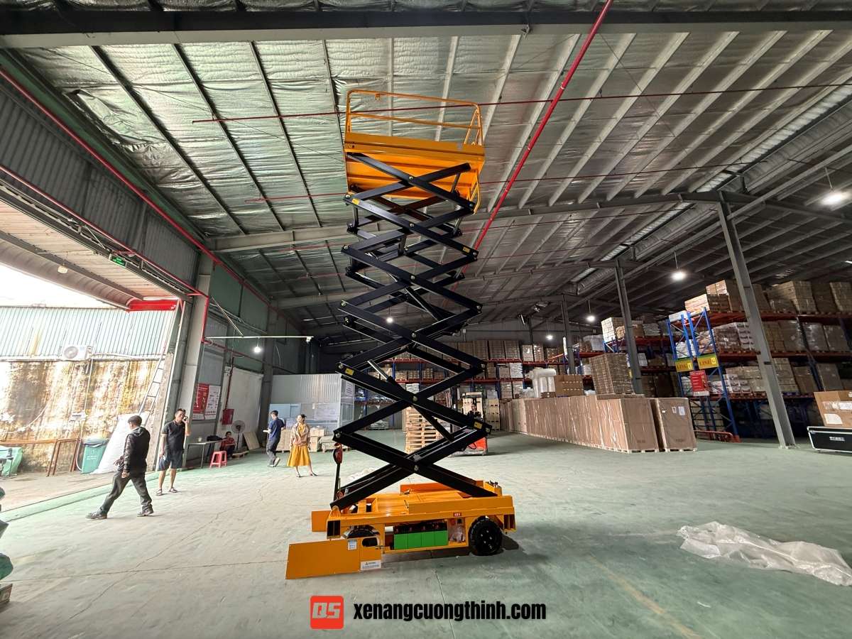 Bàn Giao Xe Thang Nâng Người Bán Tự Hành Giá Rẻ 11m