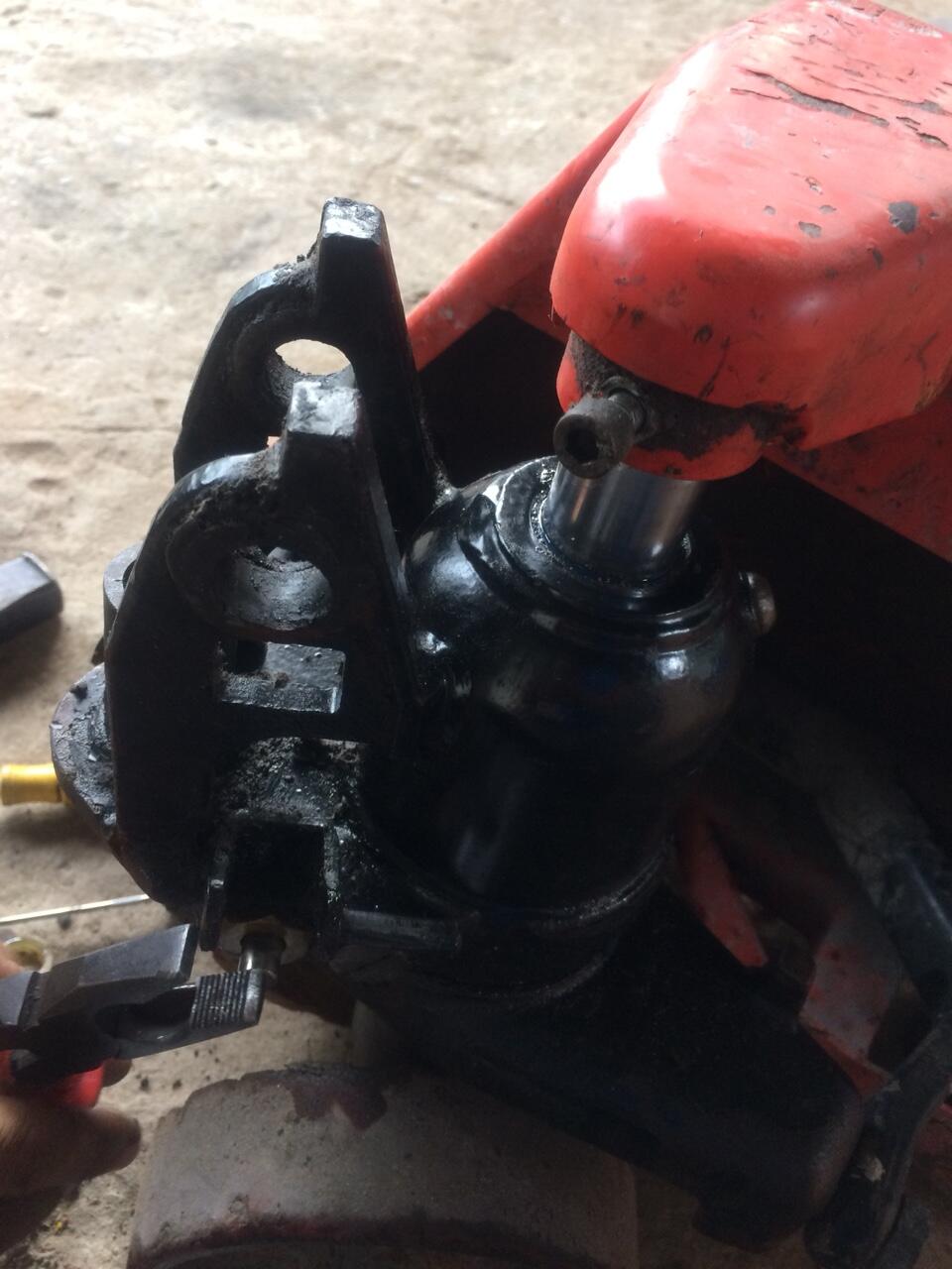 Hình ảnh tháo kiểm tra van xã xe nâng tay tại Bình Chánh