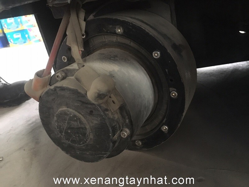 Thay bánh xe nâng điện Stacker - xe nâng Hoàng Minh