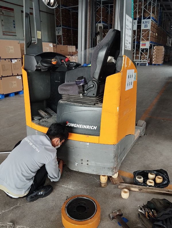 bánh lái xe nâng điện Jungheinrich 343x114-90 7 lỗ ốc giá rẻ