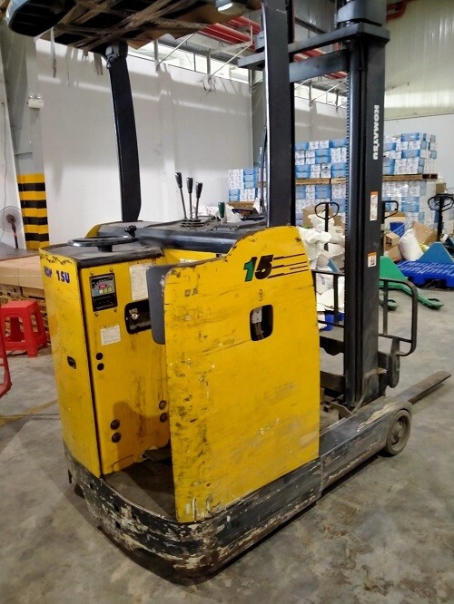 Thay bánh xe nâng điện Komatsu tận nơi