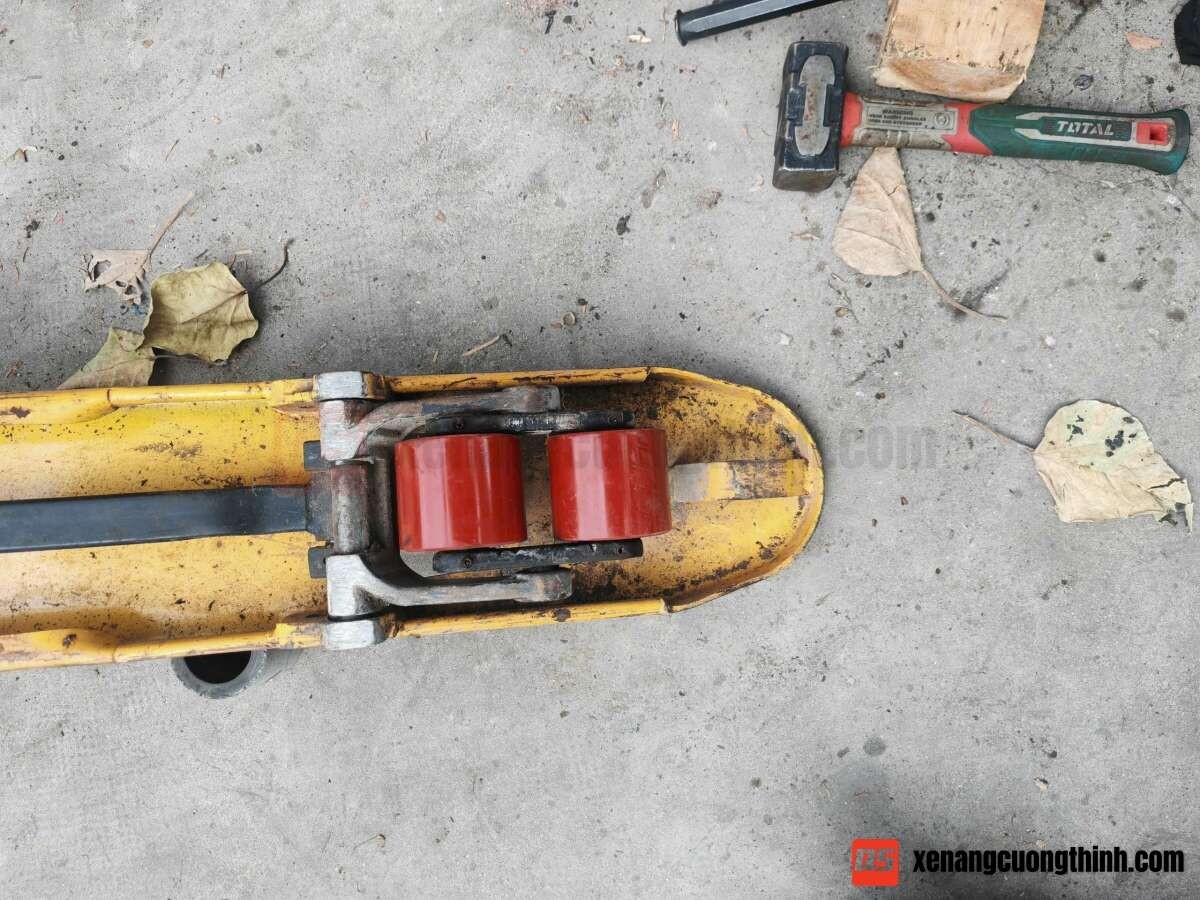 Thay Bánh Xe Nâng Tay Tận Nơi | Xe Nâng Cường Thịnh