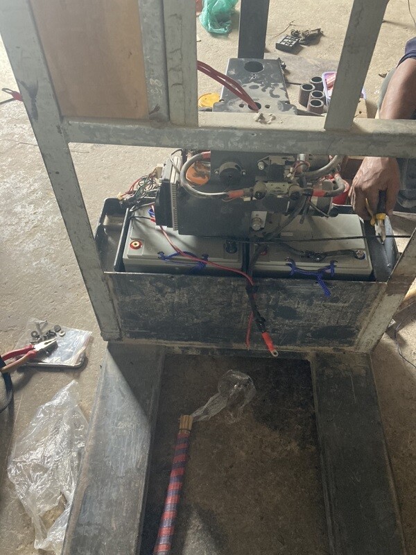 Thay ắc qui xe nâng điện 12V85Ah