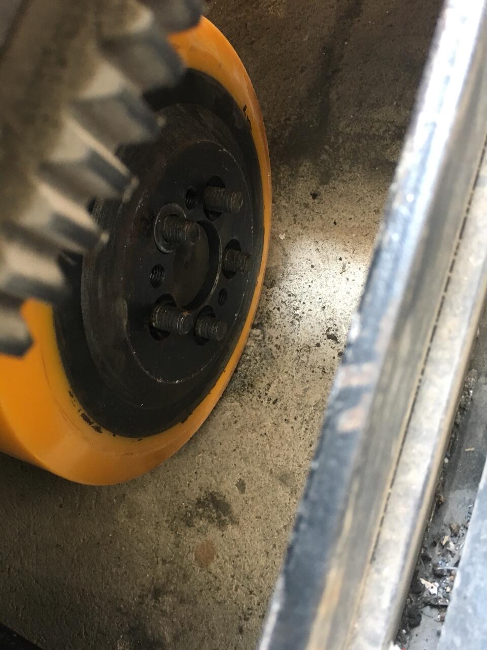 Bánh xe nâng điện PU kích thước 230x75mm sau khi thay mới