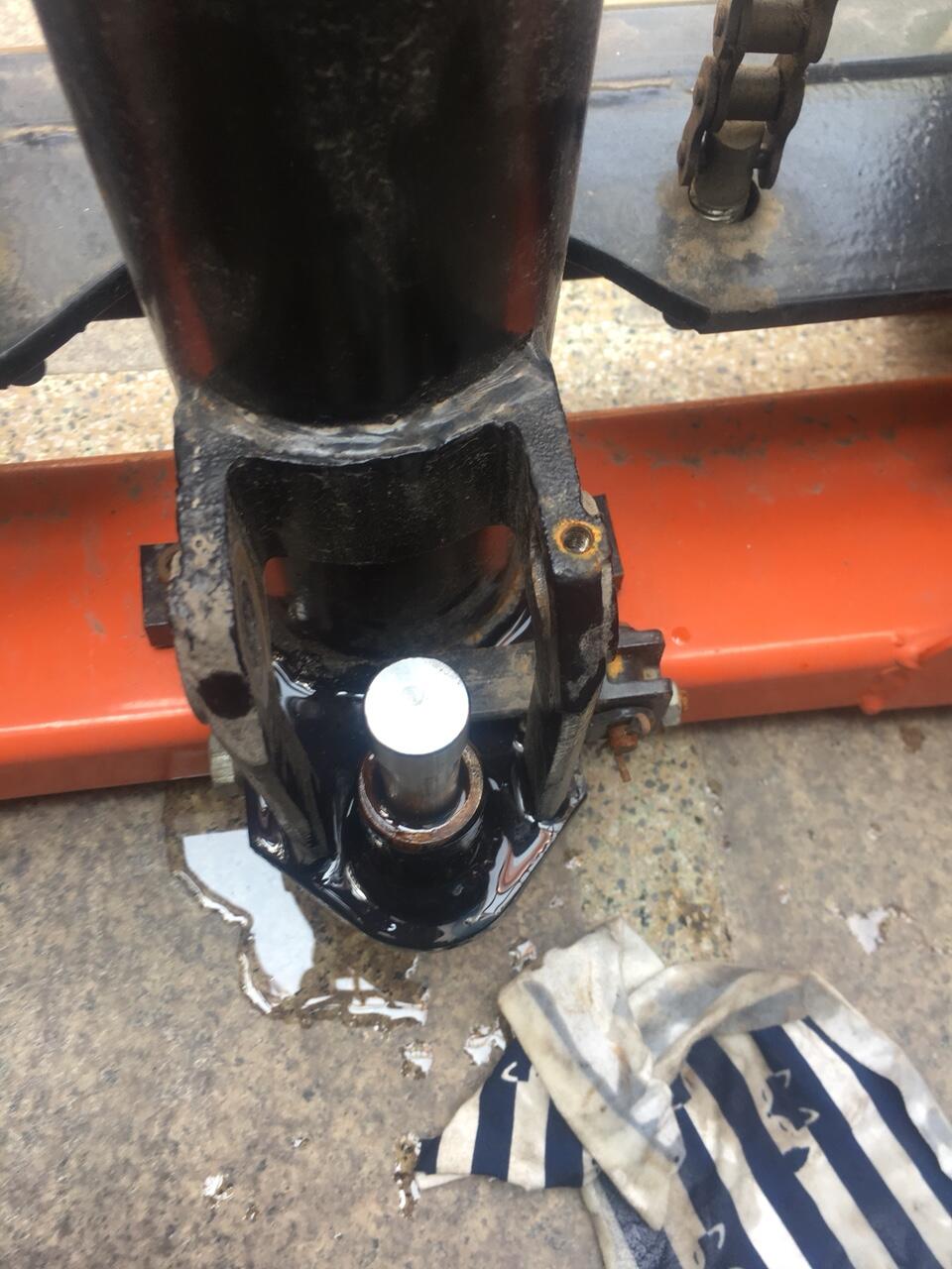 Hình ảnh thay sin phốt ty bơm xe nâng tay cao 1000kg tại Gò Vấp