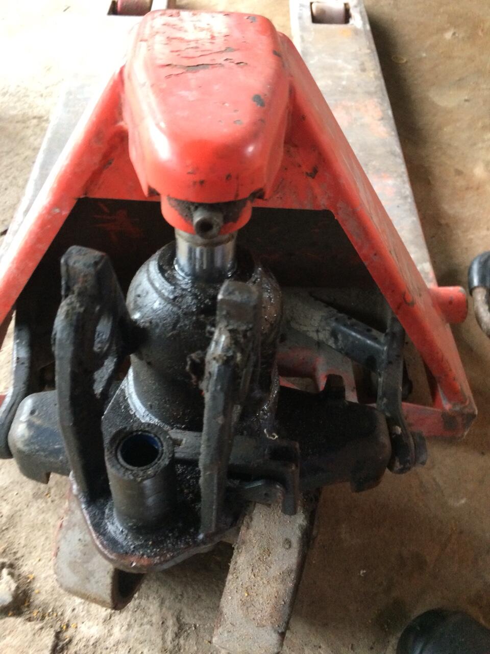 Hình ảnh thay phốt ty bơm xe nâng tay của cty giấy tại QL50 Bình Chánh