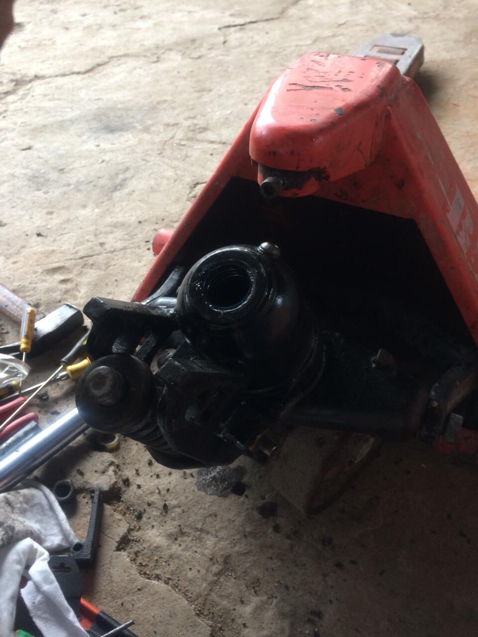 Hình ảnh thay sin phốt ty ben xe nâng tay tại công ty Giấy