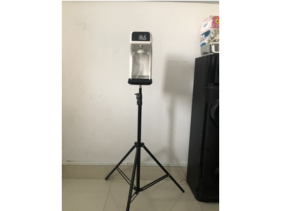 Thermometer F12 automatically measures body temperature and disinfects hands for offices and agencies