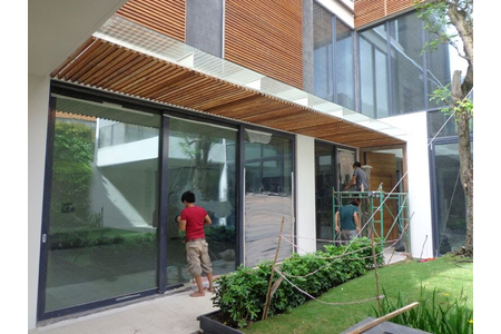 Thi công phục hồi hệ thống kính trầy xước Biệt thự Phượng Hoàng Q10