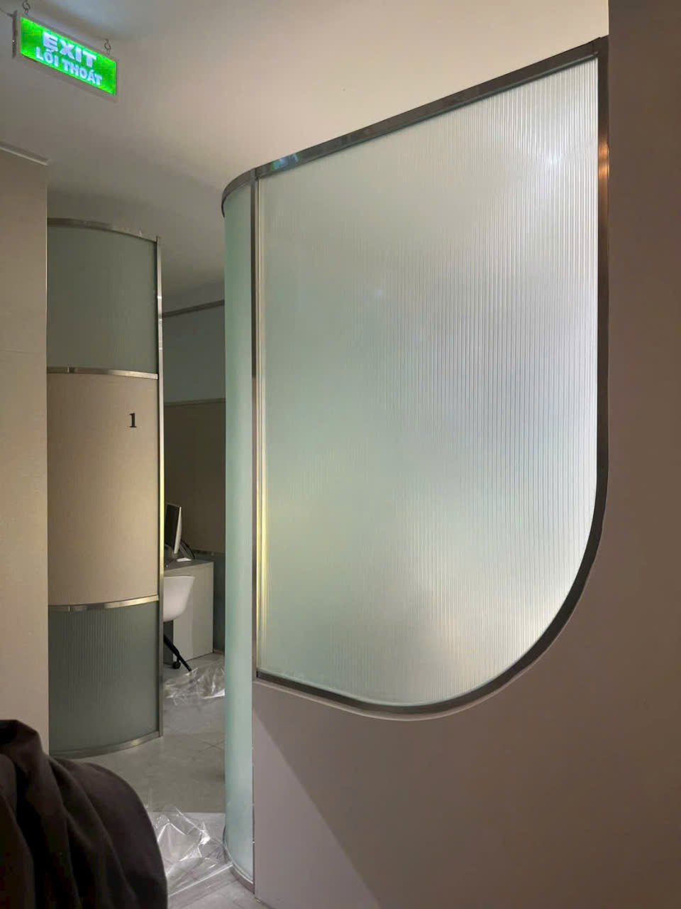Thi công vách kính uấn cong cho spa
