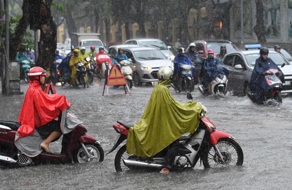 Hạ tầng là một trong những yếu tố ảnh hưởng đến quyết định mua ôtô của người Việt Nam. Ảnh: AFP.