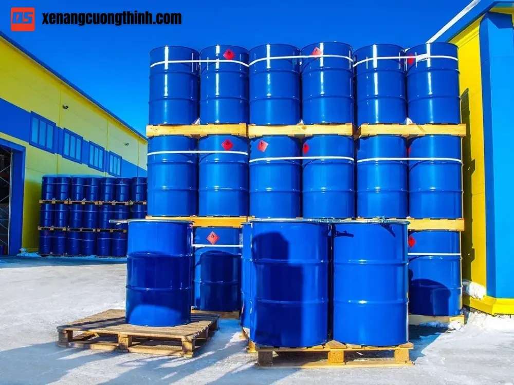 Thùng phuy sắt đặt trên pallet