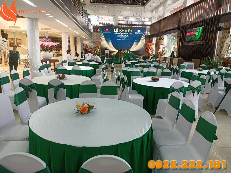 Cho thuê bộ bàn tròn tiệc cưới có khăn phủ 2 lớp và ghế có nơ
