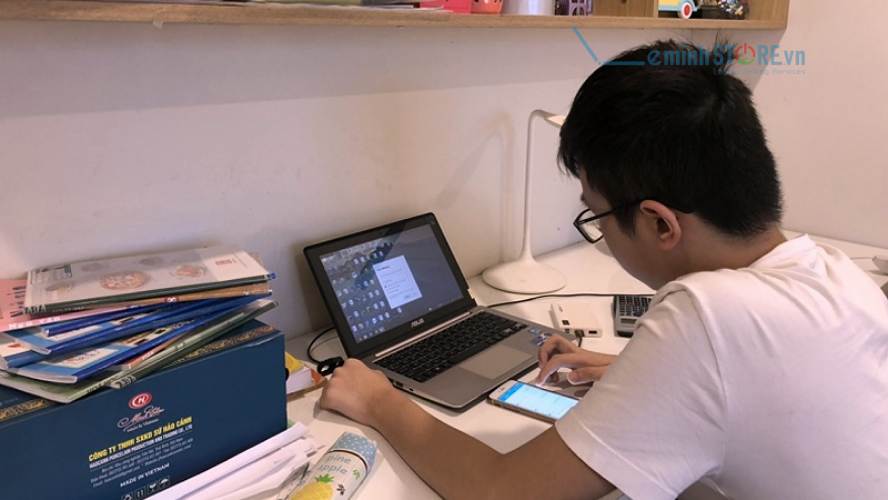 Học sinh học trực tuyến