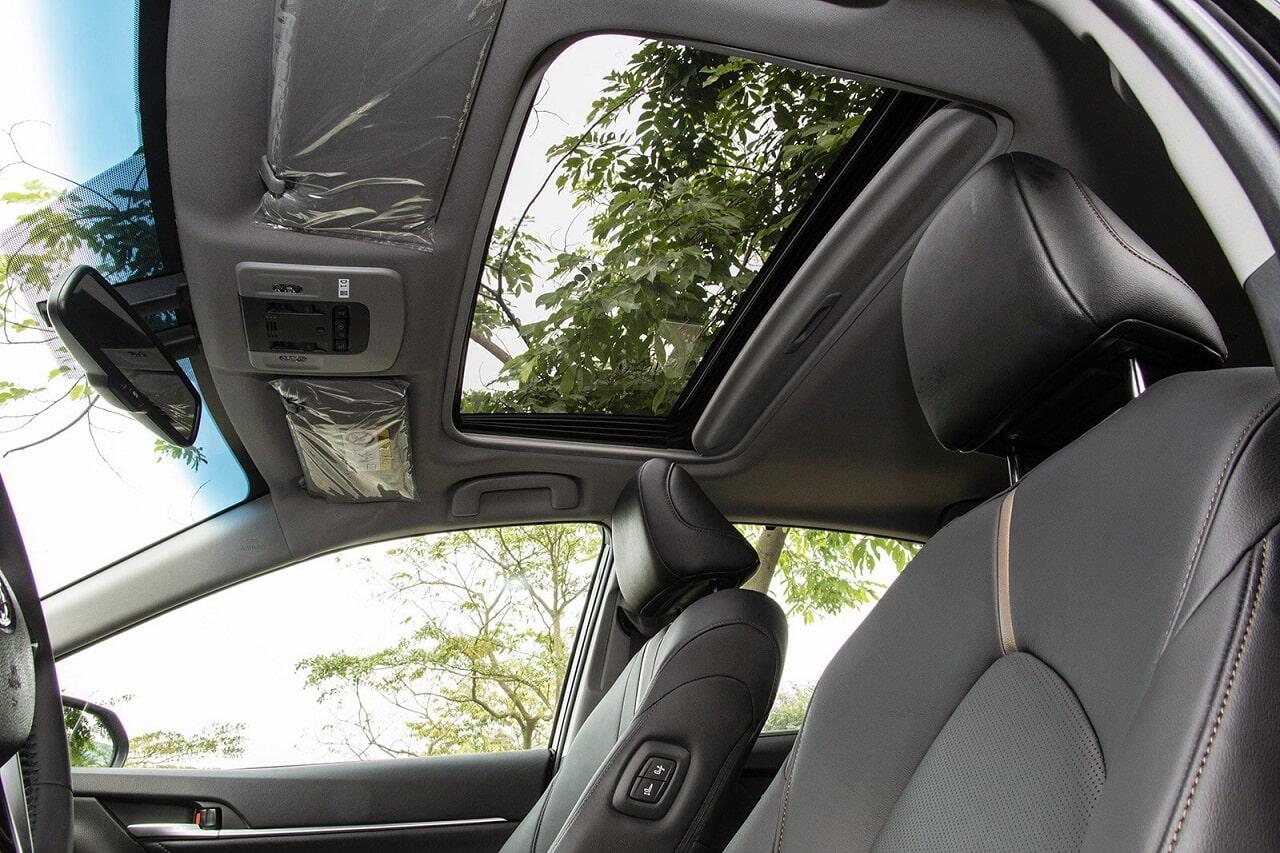 Cửa sổ trời trên Toyota Camry 2019
