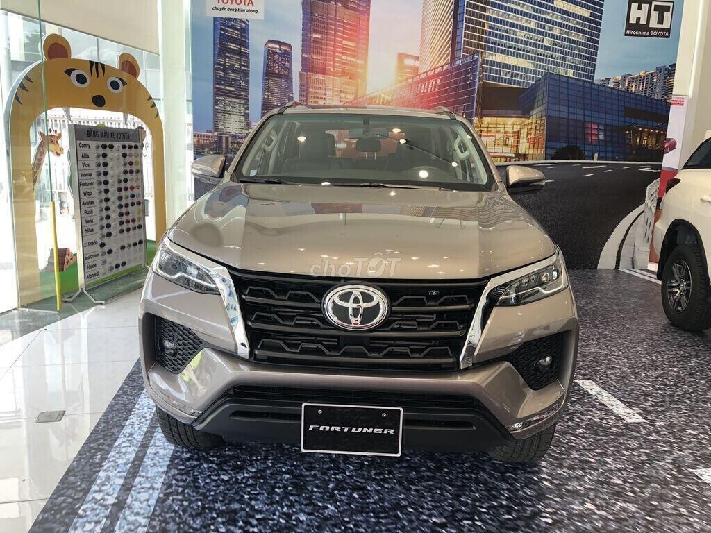 Toyota Fortuner 2.8 AT Dầu 4x4