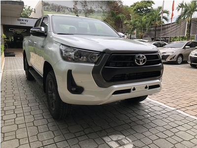 Toyota Hilux 2.4 E 4x2 MT
