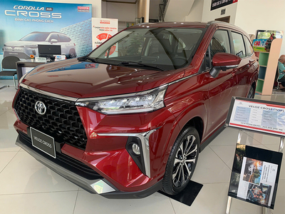 Toyota Veloz Cross CVT Top