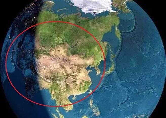 Hình ảnh vệ tinh Trung Quốc: Tham quan Trung Quốc thông qua hình ảnh vệ tinh. Từ các thành phố đến những vùng nông thôn, bạn sẽ có cơ hội khám phá những vùng đất đáng khám phá và cả những khu vực ít được biết tới.