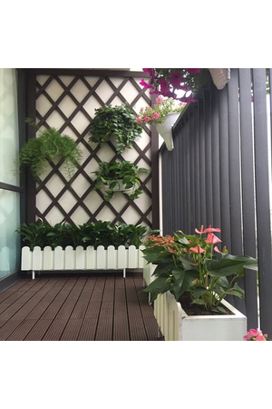 Trang trí ban công gỗ nhựa