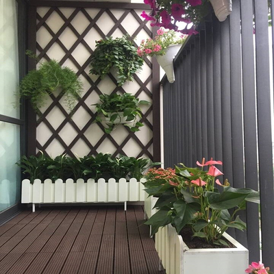 Trang trí ban công gỗ nhựa