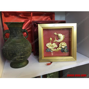 Tranh cá chép hoa sen nhả ngọc 20x20cm dát vàng