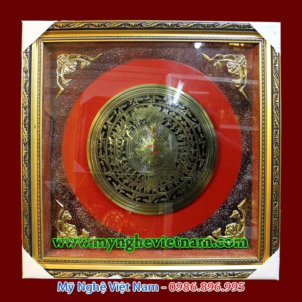 Tranh đồng mặt trống đồng ăn mòn bản đồ Việt Nam kích thước 60x60cm, gồm 4 góc dơi khung tranh bằng đồng cao cấp. Sản phẩm phù hợp tặng quà đối tác
